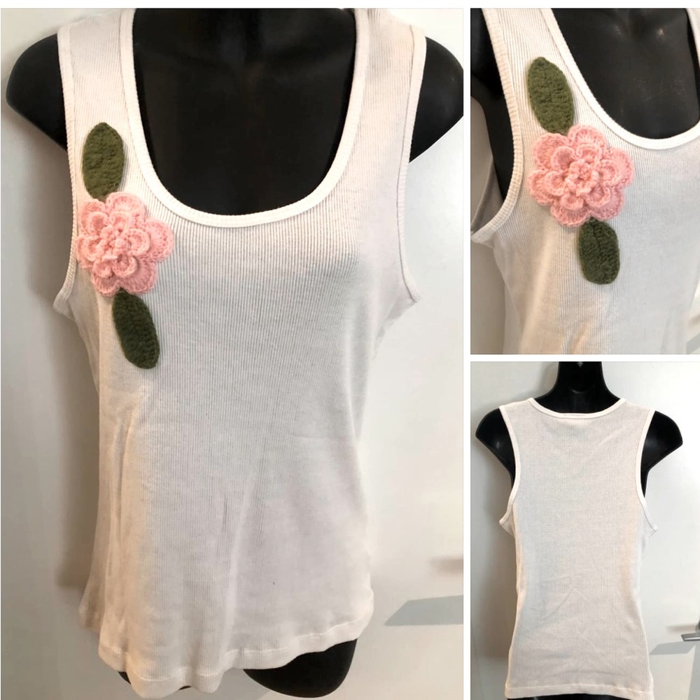 3/$30 GASOLINE XL White w rose crochete’ appliqué